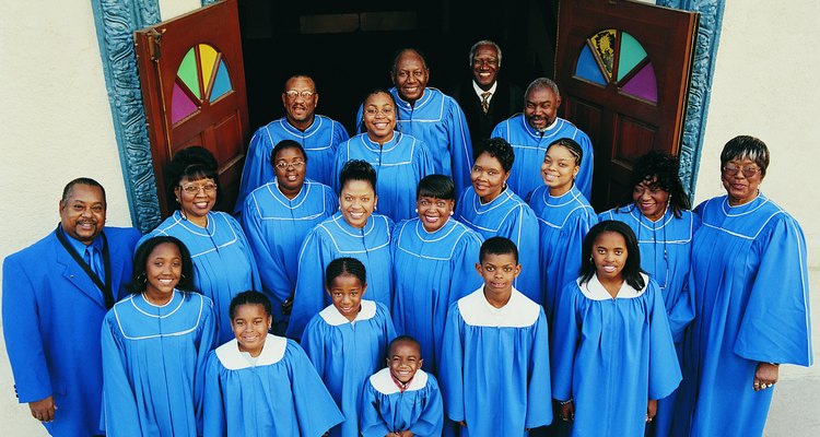 Un coro puede conformarse para interpretar los tradicionales himnos, villancicos y canciones navideñas.