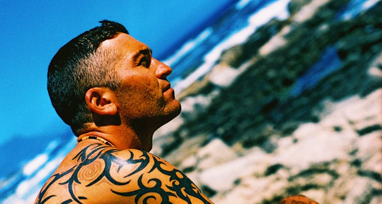 Tatuagens masculinas: geralmente as áreas escolhidas são os braços e costas