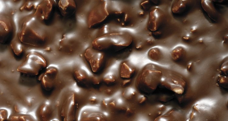 Revuelve el chocolate para asegurarte de que la distribución del calor y el fundido sean parejos.
