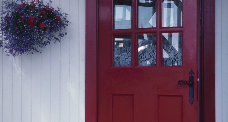 Crea cortavientos para la puerta.