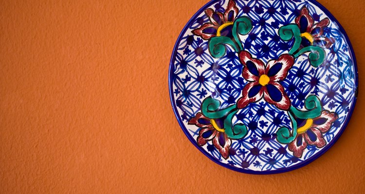 Los platos decorativos otorgan diseño y color instantáneamente a las paredes.