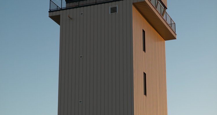 Los operadores de control de tráfico aéreo por lo general trabajan en las altas torres de los aeropuertos.