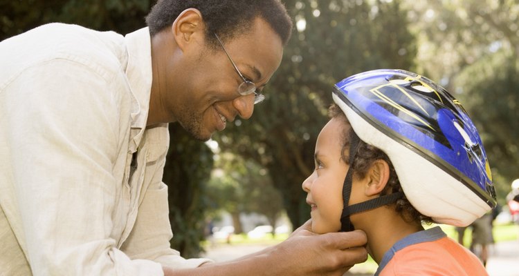 Enseñar reglas de seguridad fortalece a los niños.