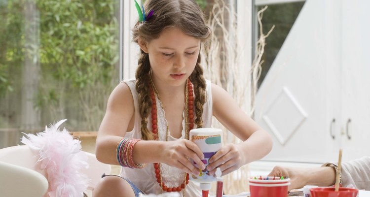 Las fiestas de manualidades mantienen a todas las invitadas ocupadas y no olvides darles algo para llevar a casa.