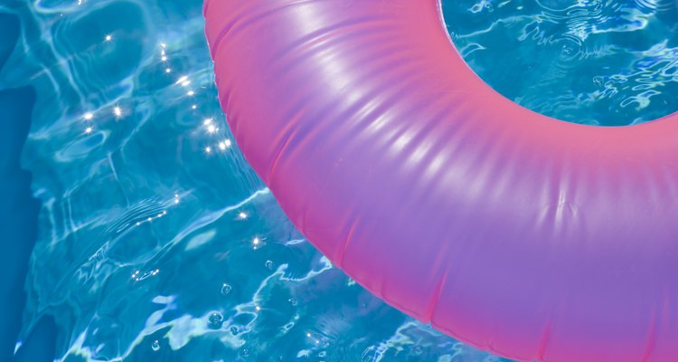 Com alguns métodos simples, é possível encontrar o local exato de um vazamento de ar em um brinquedo inflável