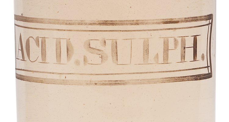 O ácido sulfúrico é altamente corrosivo e deve ser manuseado com cuidado