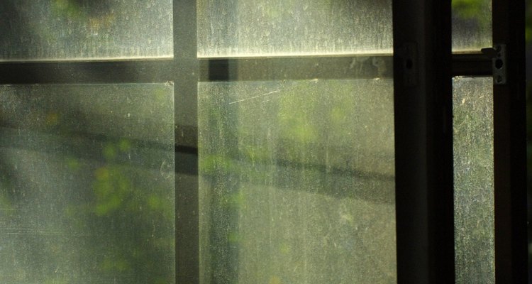 Las gotas de agua en las ventanas se producen por la diferencia de temperatura.