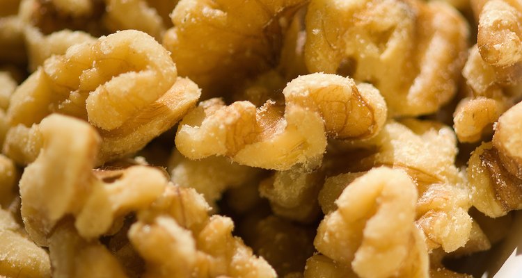 Agrega unas nueces caramelizadas a unos postres como a un maíz dulce para un crujiente extra.
