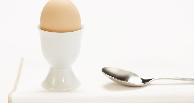 Tenha cuidado ao remover a casca antes de comer seu ovo quente