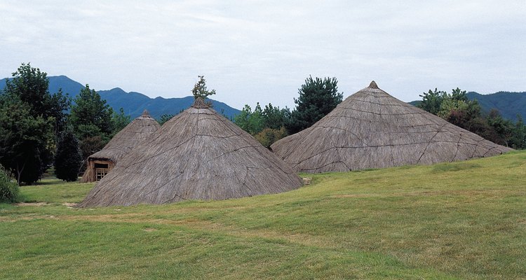 Estas cabañas estan construidas dentro de la tierra con techos de paja.
