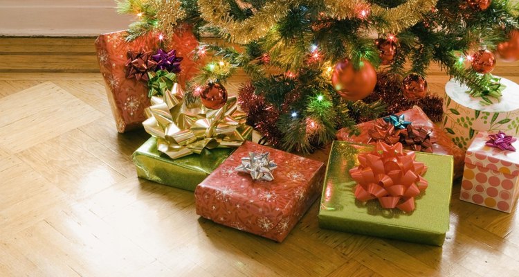 Cintas, presentes y árboles de Navidad elementos gráficos comunes en los boletines de Navidad.