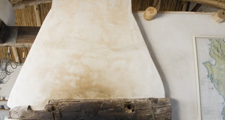 Simula el aspecto de vigas de techo de madera con una simple técnica de terminación falsa.
