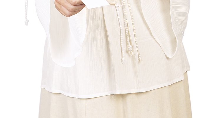 Faça roupas camponesas para uma mulher usando tecidos leves