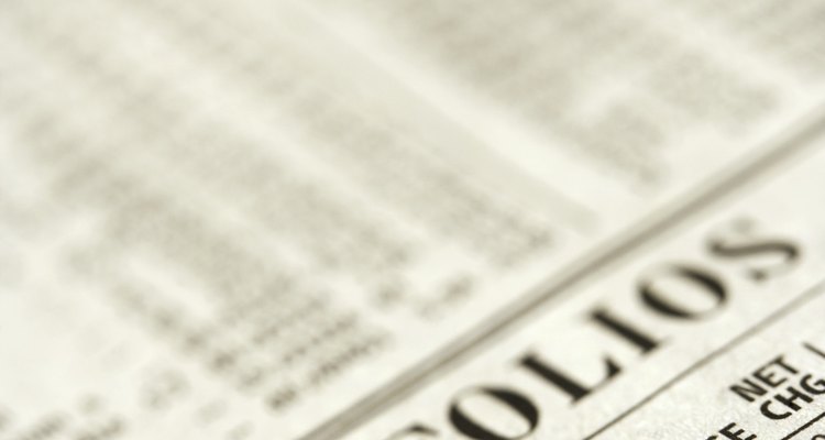 Use folhas de jornal para dobrar estalinhos de origami