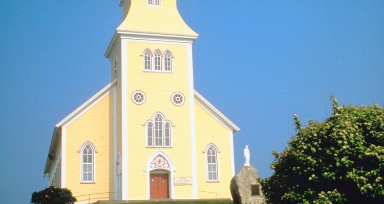 Os diáconos ajudam o pastor no comando da igreja