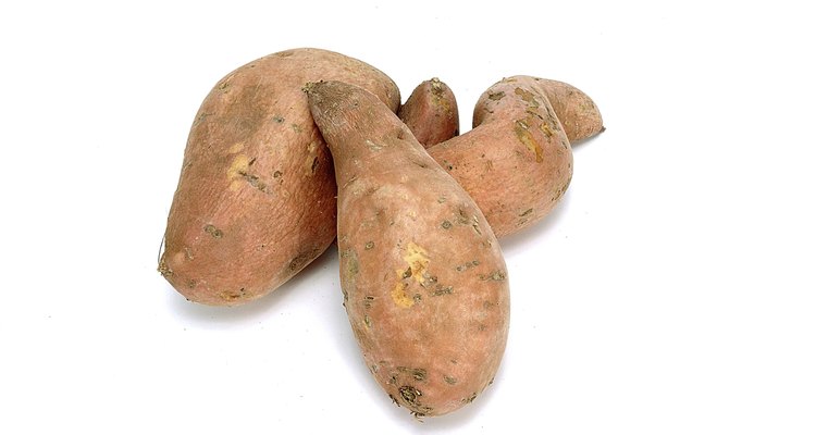Aunque existen más de 1.000 cultivares de batatas, la mayoría de variedades contienen carne amarilla, naranja y en algunos casos púrpura.