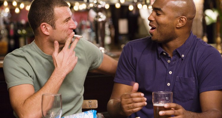 Beber y fumar son los malos hábitos que pueden convertirse en una adicción.
