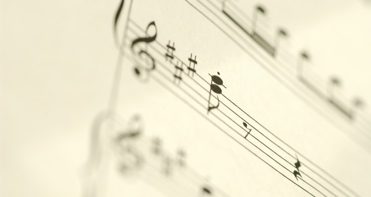 Essa partitura mostra uma pausa de colcheia, seguida por uma pausa de semínima
