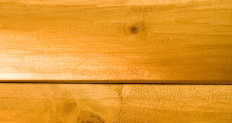 Existen muchas formas para dar brillo a las superficies de madera de tu hogar.