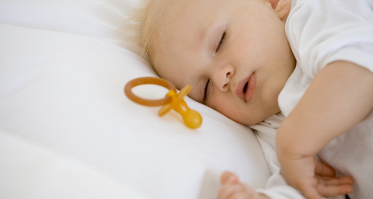 Los beneficios de que un bebé duerma sobre sus espaldas superan los riesgos de no hacerlo.