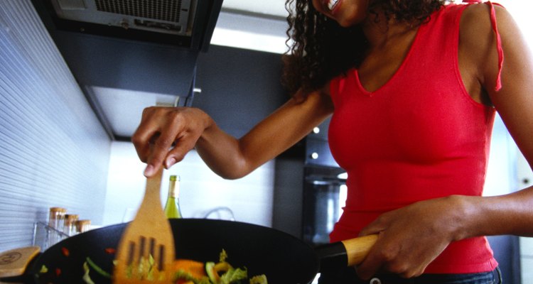Utiliza un wok o una sartén grande para saltear tu comida.