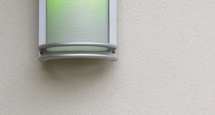 Instale as lâmpadas de parede de acordo com o que fica melhor na sua casa