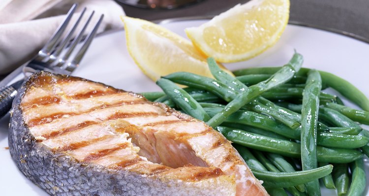 Photo, close-up of a grilled salmon dinner with green beans, Color