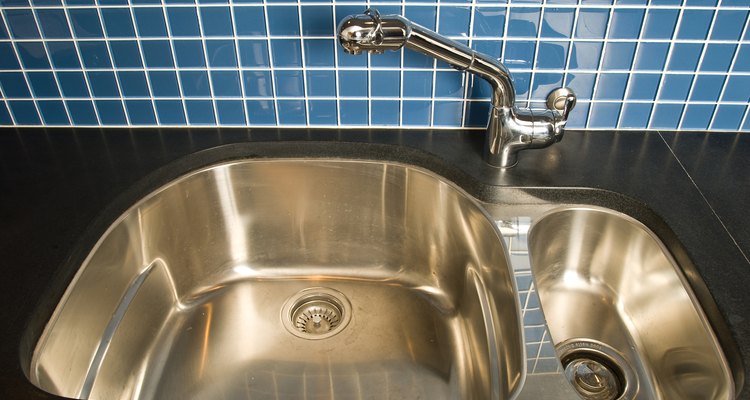O azulejo azul é melhor nas áreas de pias pela praticidade de limpeza