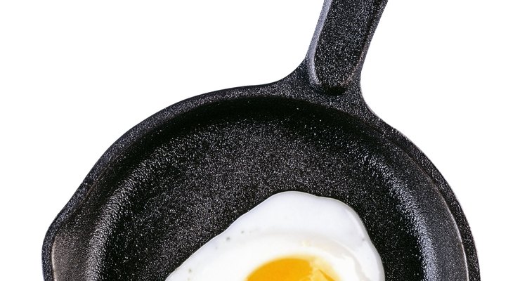 Freír comida puede salpicar grasa sobre las superficies de tu cocina.