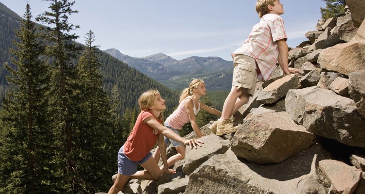 Escalar una montaña puede ser una forma práctica de aprender sobre los procesos geológicos que empujan la tierra hacia arriba.