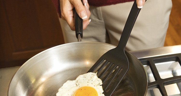 Cozinhe facilmente seus ovos na frigideira sem que eles grudem
