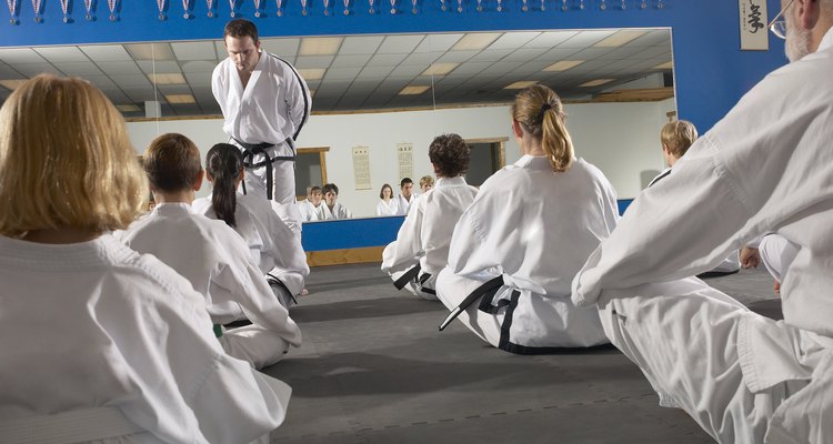 People in a tae kwon do class