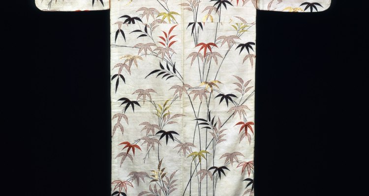 Kimono Embroidered white satin