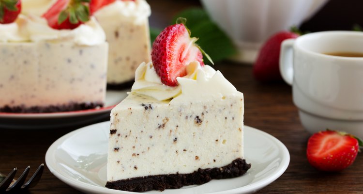 Creamy cheesecake with chocolate Oreo biscuits and strawberries.