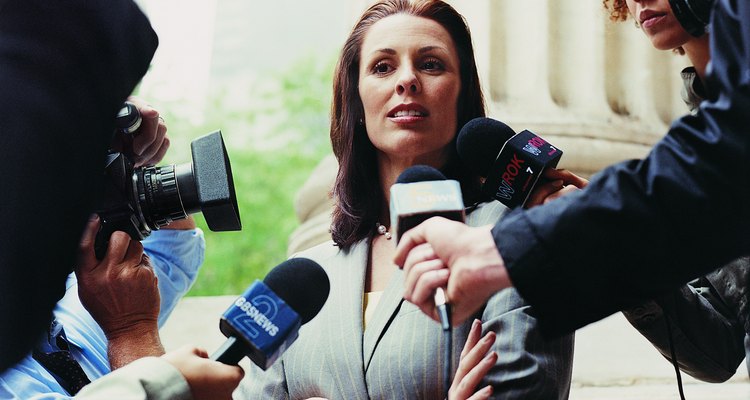 Aproximación visual de "Roe" hablando con los periodistas.