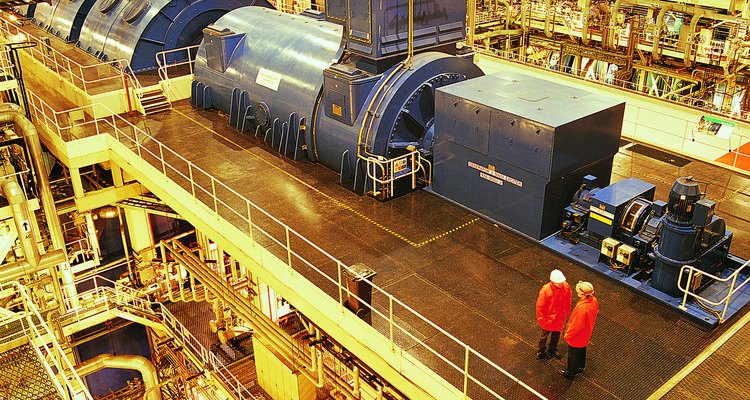 O engenheiro de qualidade aplica seus conhecimentos para a melhoria dos produtos da fábrica