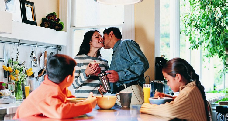 Besos y abrazos en frente de los niños pueden ser algo bueno.