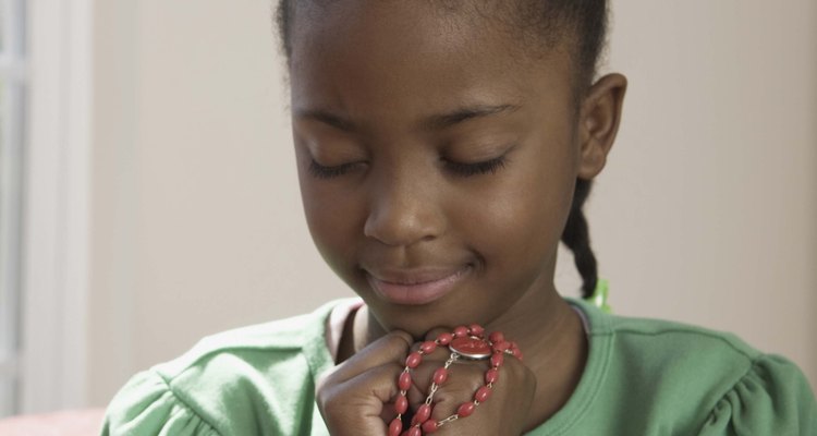 La mayoría de las iglesias católicas distribuyen rosarios sin costo, para que cada niño pueda tener el suyo.