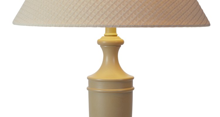 Convierte una lámpara aburrida en un objeto único de diseño con un poco de tela.