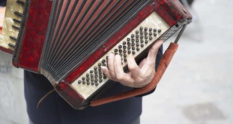 Because of its large size, accordion players use straps for stabilisation.