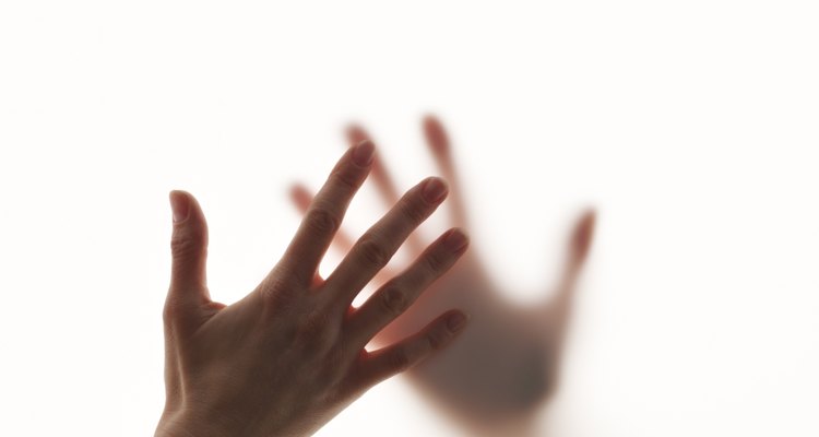 Sonhar com uma pessoa já falecida pode indicar que você ainda não aceitou a perda dela