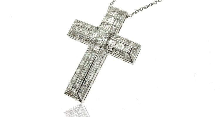 Para muchas personas, bendecir un collar de crucifijo es una forma de honrar la naturaleza sagrada de esta imagen.