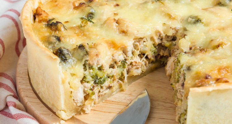 Quiche lorraine with chicken, mushrooms and broccoli