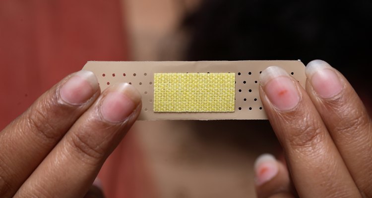 Mulher segurando um band-aid