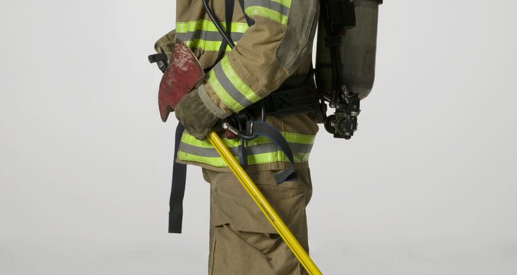 La ropa de un bombero está hecha con materiales especiales resistentes al fuego.