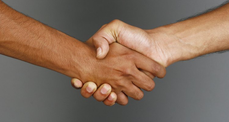 En lugar interiorizar los comentarios negativos que recibas, aprende a canalizarlos a través de la risa.