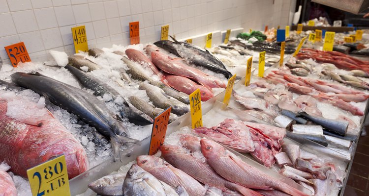 Variedades de peixe oferecidas em um supermercado