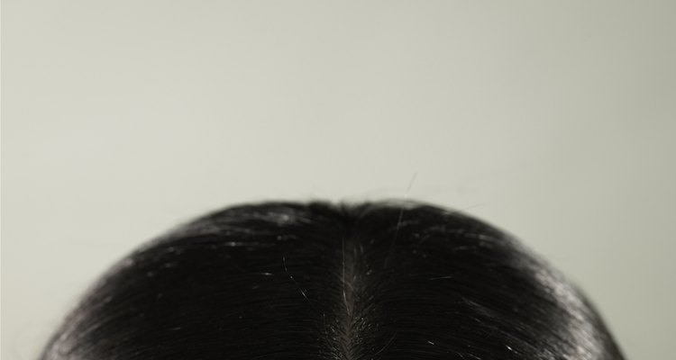 Se tiver dificuldade em descobrir para que lado partir o cabelo, vá a um cabeleireiro