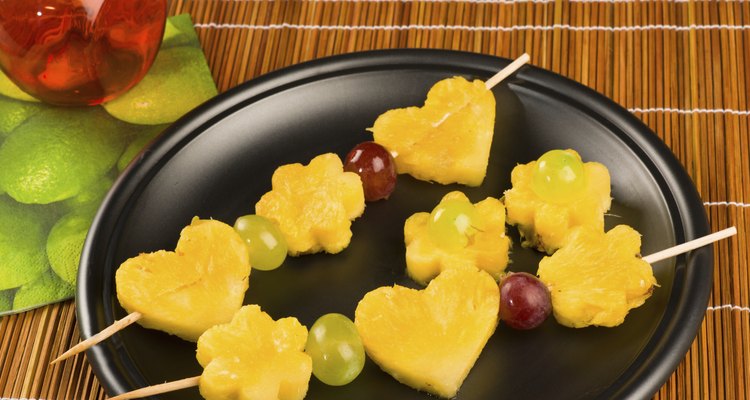 Las brochetas de frutas son dulces, saludables y convenientes bocadillos para las fiestas de los niños.