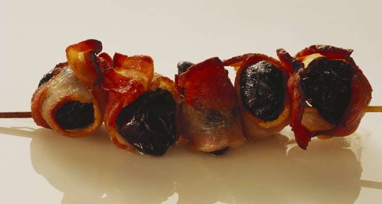 Tâmaras e bacon são dois alimentos que combinam muito bem no outono e inverno, estações em que é necessário fornecer energia extra ao organismo